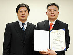 박민서 축산물위해요소중점관리기준원 중부지원장<왼쪽>과 우성사료 김진영 생산부장.