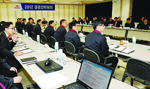 우성사료는 지난 9일 2012년 사업목표 달성을 위한 경영전략회의를 열고 축산업 규모화·전문화에 맞는 맞춤형 서비스 제공을 다짐했다.