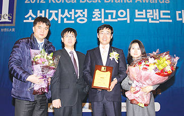 '2012년 소비자 선정 최고 브랜드 대상' 영예를 안은 팜스코 '하이포크' 관계자들이 수상의 기쁨을 안고 기념 촬영을 하고 있다.