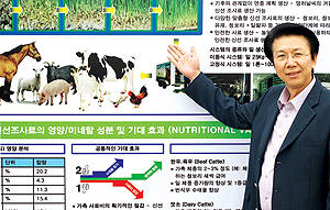 안전한 먹거리를 안정적으로 생산하는 농업회사법인 (주)하이드로팜 박우현 대표가 국내 최초로 축산업에 적용한 신선조사료 수경재배 시스템을 설명하고 있다. 아울러 향후 계획으로 본 시스템을 올 연말까지 전국적으로 60여 농가에 확대 공급한다는 당찬 포부를 밝혔다.