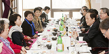 서규용 장관과 소비자단체협의회가 간담회를 갖고 협력강화 방안을 논의하고 있다.
