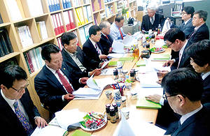 지난 10일 축산관련단체협의회와 축산분야학회협의회가 한국동물자원과학회에서 회장단회의를 갖고 각종 현안에 대한 의견을 모으고 있다.