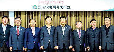 2012 한국홀스타인품평회 추진위원들이 임명장을 받고 기념촬영을 했다.