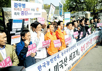 미 국무부의 광우병 발생 발표이후 우리 정부가 검역강화 조치를 내린 가운데 농축산단체들은 정부의 이 같은 조치를 규탄하고 나섰다. 지난 달 27일 농축산단체장들은 과천 정부 청사 앞에서 기자회견을 갖고 미 쇠고기 수입중단을 강력히 촉구했다. 사진 왼쪽부터 강성기 한우자조금관리위원장, 김연수 토종닭협회장, 이광석 전농의장, 이병모 한돈협회장, 임관빈 한우협회 부회장, 김준봉 농수축산연합회장, 이승호 낙농육우협회장, 이준동 양계협회장, 성효용 새농민회장, 이창호 오리협회장, 김명규 축산물처리협회장.