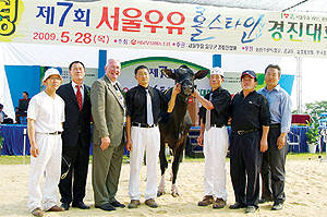 3년전 개최된 제7회 서울우유 홀스타인 경진대회. 캐나다 홀스타인협회 테네시 엠피 심사원(왼쪽에서 세 번째)이 관계자들과 포즈를 취했다.