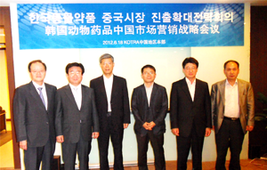 왼쪽부터 이효수 前 코트라 중국지역본부장, 곽형근 한국동물약품협회 부회장, 박진형 코트라 중국지역본부장, 최정록 농림수산식품부 방역관리과장, 조일호 중국주재 농무관, 조학형 aT 베이징지사장.