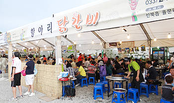 23일부터 28일까지 진행된 ‘2012 춘천 닭갈비ㆍ막국수 축제’에 많은 사람들이 방문해 춘천의 명물인 닭갈비를 즐겼다.