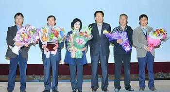 종축개량협회 이재용 회장(오른쪽서 세 번째)이 지난달 27일 농협 안성교육원에서 열린 ‘2012 유우군능력검정보고회’에서 우수농가 시상을 하고 있다.