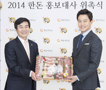 이병규 위원장<사진 왼쪽>이 이서진씨에게 홍보대사 위촉장과 함께 국산 돼지고기 한돈을 전달하고 있다.