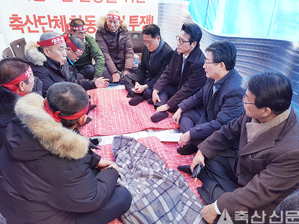 유승민 바른정당 대표, 농성장 찾아  ‘소통’