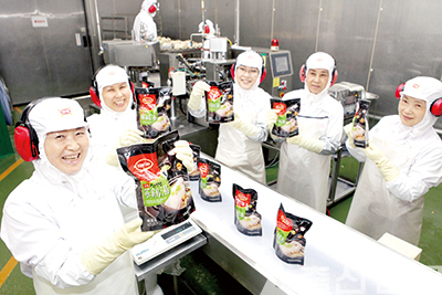 하림 생산 직원들이 지난 2014년 7월 국내 최초로 미국에 수출될 삼계탕 제품을 들고 있는 모습.