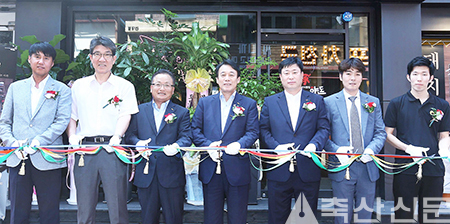 도드람양돈조합 이영규 조합장(사진 왼쪽에서 네번째)과 도드람에프씨 김운경 대표(세번째) 등 도드람 관계자들이 ‘야돈’ 1호점 오픈 기념식에 나서고 있다. 도드람양돈조합 전성호 기획실장(왼쪽 첫 번째)과 도드람에프씨 이태형 이사(왼쪽 다섯 번째)도 자리를 함께했다.