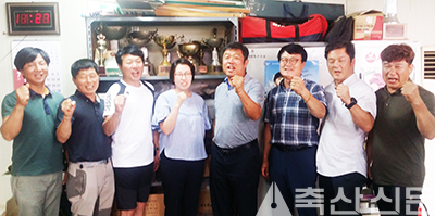 서울우유 이천축산계를 이끌고 있는 운영위원들이 자리를 함께했다. 왼쪽부터 김헌식 사무국장(골밭), 이재형 감사(우형), 백승달 부계장(제승), 홍민희 사무장, 강보형 계장(경산), 유승주 조합이사(유아름), 이종화 부계장(종선), 조구연 조합대의원(황새울).