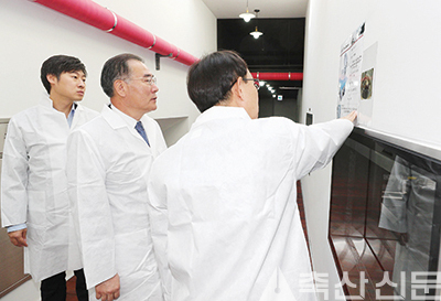 지난 12일 경북 김천 소재 농림축산검역본부를 방문한 이개호 장관이 구제역 백신개발과 관련 설명을 듣고 있다.