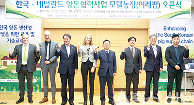 왼쪽부터 네덜란드 협력업체 Mark Jansssen, 와닝겐대학 Robert Hoste, 농협사료 김영수 사장, 네덜란드 대사관 Ruth Emmerink 대리대사, 정상태 농협축산지원부장, 농정원 정윤용 처장, 농식품부 김성구 사무관, 이레농장 이정대 농장주.