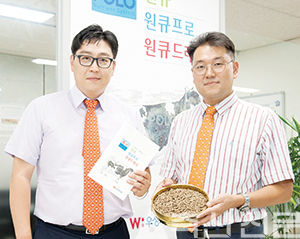 우성사료 이상환 축우PM과(왼쪽) 반추동물연구원 김민국 박사가 제품 출시 배경을 설명하고있다.