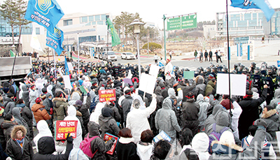 지난해 12월 13일 오후 청주시 오송읍 식품의약품안전처에서 ‘계란 산란일자 표기 반대 집회’에 참가한 농가들이 식약처 정문에서 경찰과 대치하고 있다.
