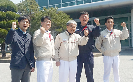 서울우유 거창공장을 이끌고 있는 주인공들이 파이팅을 하고 있다. 왼쪽부터 최준석 과장(생산관리), 남상원 부공장장, 한승봉 공장장, 이경용 팀장(설비보전환경), 김진혁 과장(공장관리).