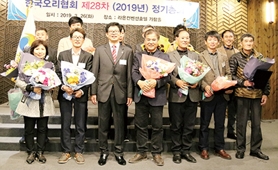 오리협회가 지난달 26일 총회를 개최, 올 한해 사업계획을 알렸다. 사진은 이날 표창을 수상한 회원들과 김만섭 회장(왼쪽 세 번째)이 기념촬영을 하고 있는 모습이다.