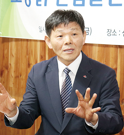 지난 19일 개최된 ‘토종닭 산업발전을 위한 간담회’서 문정진 토종닭협회장이 올 한해 중점 추진 사항을 역설하고 있다.