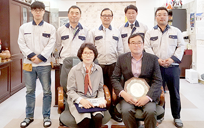 체리부로는 지난 22일 진천 본사에서 소속농가 중 월등한 성적을 낸 이종권 농가에 표창패를 수여하고 상금을 전달했다. 사진은 이날 수여식을 마치고 체리부로 김인식 회장(윗줄 가운데), 김창섭 부회장 등 임직원들이 이종권 농가 내외와 기념촬영을 하고 있다.