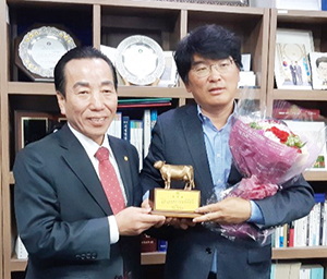 지난달 23일 박완주 의원 사무실에서 이승호 한국낙농육우협회장은 박완주 의원(충남 천안시을, 더불어민주당)에게 감사패를 전달했다.