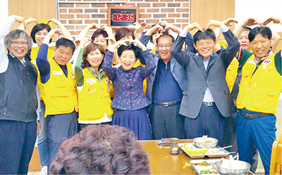 어버이날 토종닭협회가 어르신들에게 토종닭 백숙으로 감사의 마음을 전했다. 사진은 이날 행사에 참여한 안골노인복지관 임직원들과 민주평화당 정동영 대표 부인 민혜경 여사(사진 가운데), 토종닭협회 조명옥 부회장, 문정진 회장이 기념촬영을 하고 있다.