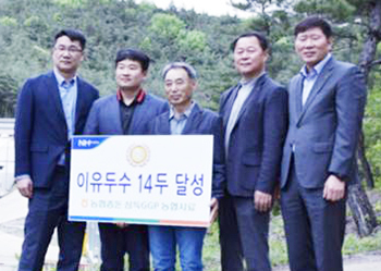 왼쪽부터 삼득GGP 권태환 대표, 농협종돈 문성호 유전자원팀장, 최을섭 농장장, 김경태 소장, 윤욱원 농협사료 경남지사장.