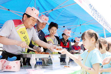 왼쪽부터 한돈협회 박광진 경기도협의회장과 조영욱 양주지부장 등이 한돈으로 만든 요리를 관람객들에게 제공하고 있다.