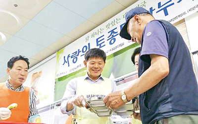 지난 5일 전북 전주 덕진노인복지관에서 한국토종닭협회 주관으로 진행된 ‘사랑의 토종닭 나누기 행사’에서 문정진 회장이 어르신에게 토종닭 삼계탕을 배식하고 있다.