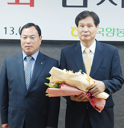 한국양봉농협 김용래 조합장(왼쪽)과 재 선출된 김운철 상임이사(오른쪽)의 모습.
