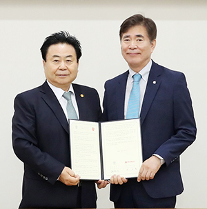 서울우유조합 문진섭 조합장(왼쪽)과 동아대학교 한석정 총장이 산학협력 양해각서를 체결하고 기념촬영을 했다.