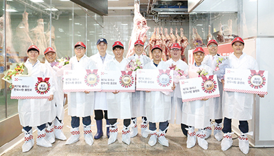 한우사랑 품평회 후 기념촬영한 모습.(박용순 퓨리나 사장도 함께했다.)