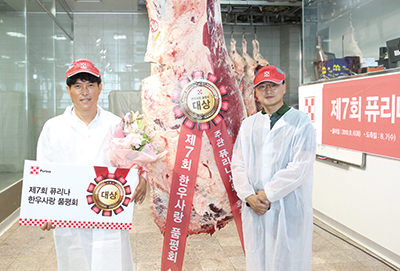 퓨리나 한우사랑품평회에서의 대상 수상자인 안치오 대표(왼쪽)와 대상 한우를 낙찰 받은 매수인 다담미트 손성호 대표.