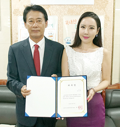 지난달 27일 오리자조금관리위원회 사무실에서 오리자조금 홍보대사에 위촉된 가수 조은새(사진 오른쪽)와 이창호 오리자조금위원장 대행이 기념촬영을 하고 있다.