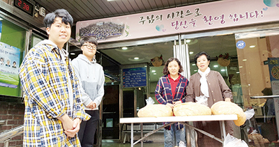 육계협회가 최근 총 5회에 걸쳐 닭고기로 이웃사랑을 실천했다. 사진은 지난달 22일 경기도 성남소재 신흥교회에서 개최된 기부행사에 참여한 봉사자들이 기부에 앞서 기념촬영을 하고 있는 모습.