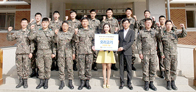 전달식을 마치고 김만섭 오리협회장, 오리홍보대사 가수 조은새, 육군 27사단 박지환 수색대대장(사진 앞줄 오른쪽 세 번째부터)과 국군장병들이 기념 촬영을 하고 있는 모습.