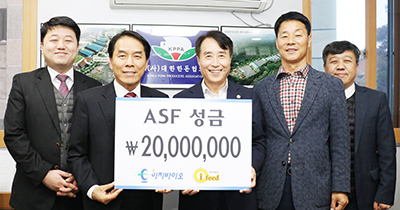 사진 왼쪽부터 ㈜이지바이오 박지훈 이사, 김지범 대표, 한돈협회 하태식 회장, 오재곤 성금모금 대책위원장(전남도협의회장), (주)이지바이오 김종철 상무가 성금 전달식을 갖고 있다.