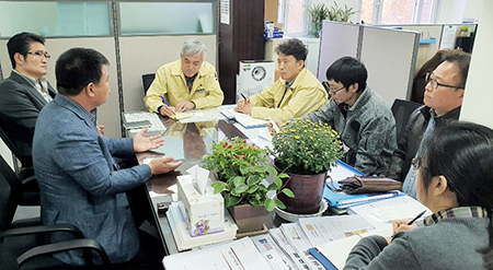 이기홍 위원장과 유기옥 한돈협회 경남도협의회장이 경남도청 관계자들에게 협조를 요청하고 있다.