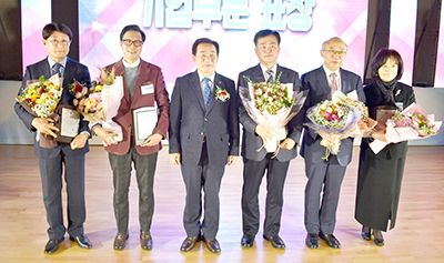 닭고기 전문기업 체리부로가 ‘제3회 진천군 기업인의 날’에서 기업부문 종합대상을 수상했다. 사진은 박종걸 체리부로 부회장(사진 왼쪽 첫 번째)이 표창 수상 후 기념촬영을 하고 있는 모습.