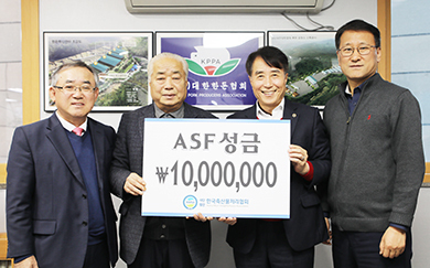 왼쪽부터 축산물처리협회 배경현 전무·김명규 회장, 한돈협회 하태식 회장·최성현 상무.