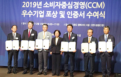 육가공업체 마니커에프앤지가 지난 12일 공정거래위원회로부터 ‘소비자중심경영’ 재인증을 획득했다. 사진은 시상식을 마치고 마니커에프앤지 윤두현 대표(왼쪽 세 번째)가 기념촬영을 하고 있다.