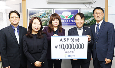 왼쪽부터 바이엘코리아(주) 동물의약사업부 박종열 양돈사업본부장, 이지영 구서제 담당자, 정현진 대표, 한돈협회 하태식 회장, 최성현 상무.