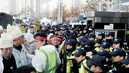 책임자 면담과 사죄를 요구하며 경찰과 대치하고 있는 양돈농가들.