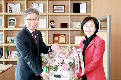 하림 박길연 대표이사(사진 왼쪽)가 국민건강보험공단 익산지사 이미희 지사장으로부터 ‘플라워 버킷 챌린지’를 위한 꽃바구니를 받고 있다.