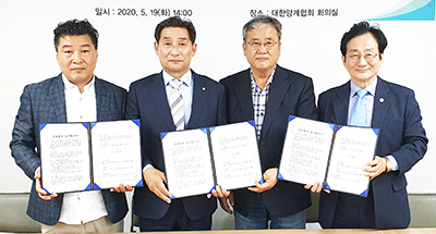양계협회와 선별포장 시설·장비업체들이 업무협약을 체결했다. 왼쪽부터 지현테크놀로지 심승원 대표, 양계협회 이홍재 회장, 남기훈 부회장, 에그텍 윤택진 대표.