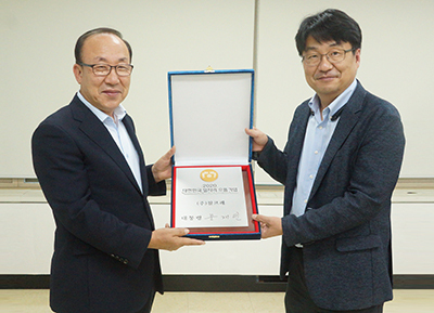 참프레가 지난달 29일 고용노동부 주관 ‘2020 대한민국 일자리 으뜸기업’에 선정됐다. 사진은 인증패를 수여받고 기념촬영을 하고 있는 참프레 고흥열 대표(사진 왼쪽)와 고용노동부 광주지방고용노동청 이원주 군산지청장.