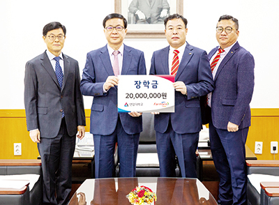 연암대학교 육근열 총장(사진 왼쪽)과 팜스코 김남욱 이사(오른쪽)가 장학금 기증 후 기념 촬영한 모습.