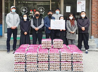 지난 2일 계란자조금과 양계협회 평택지부(위쪽사진), 가평군 사과연합회가 각각 다른지역에서 캠페인에 참여해 계란을 기부하고 있는 모습이다.