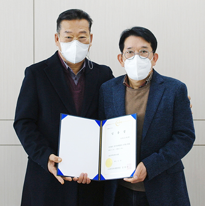 한국육계협회김상근 회장(왼쪽)이 김휴현 신임 부회장에게 임용장을 전달하고 있다.